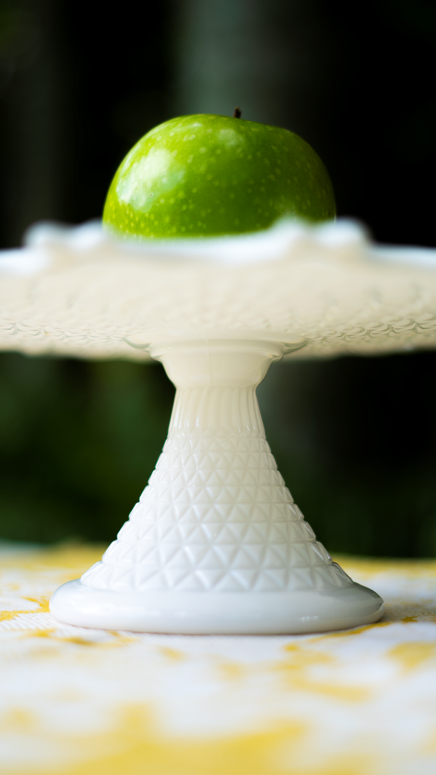 Crisscross Milk Lattice Pedestal